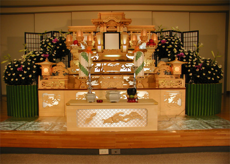 白木祭壇プラン2「白木彫刻4段飾り」の例