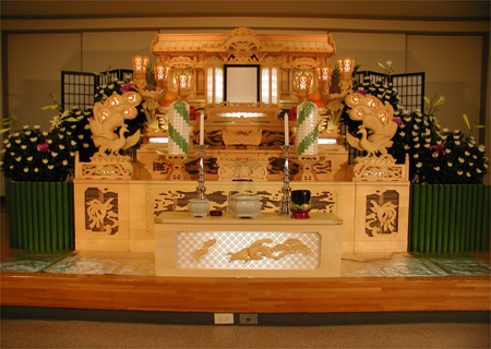 白木祭壇プラン3「上等白木彫刻4段飾り」の例